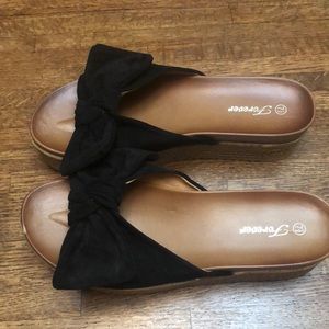Black bow tie flatform sandals.